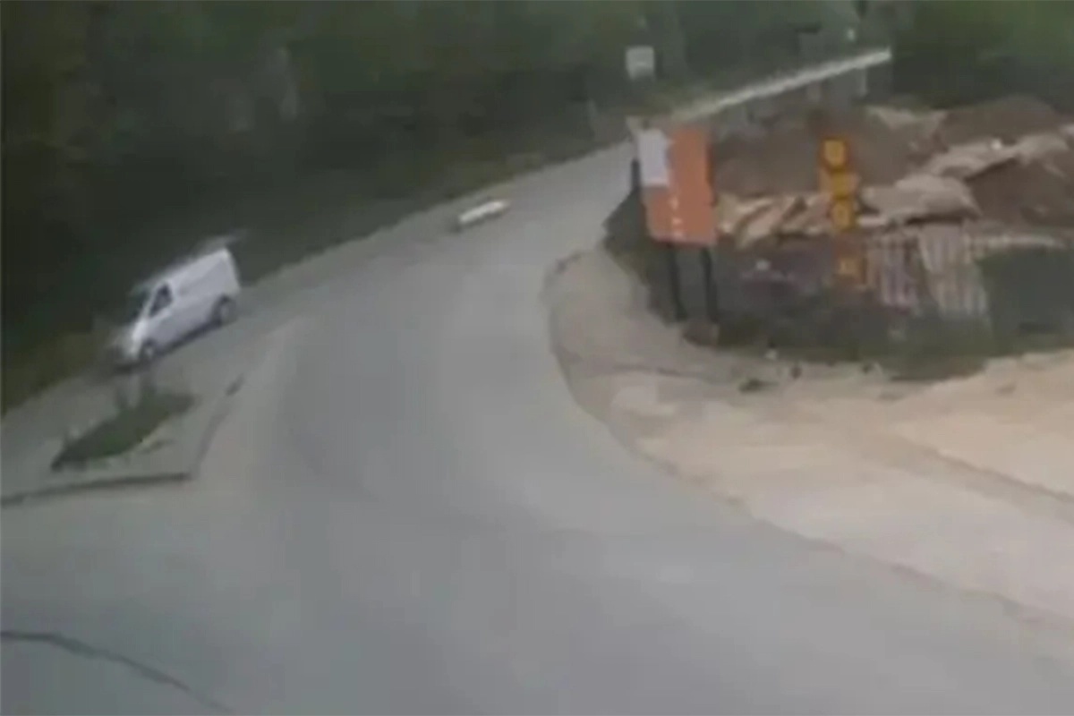 Bizarna scena: Mrtvački sanduk sa pokojnikom ispao iz kombija