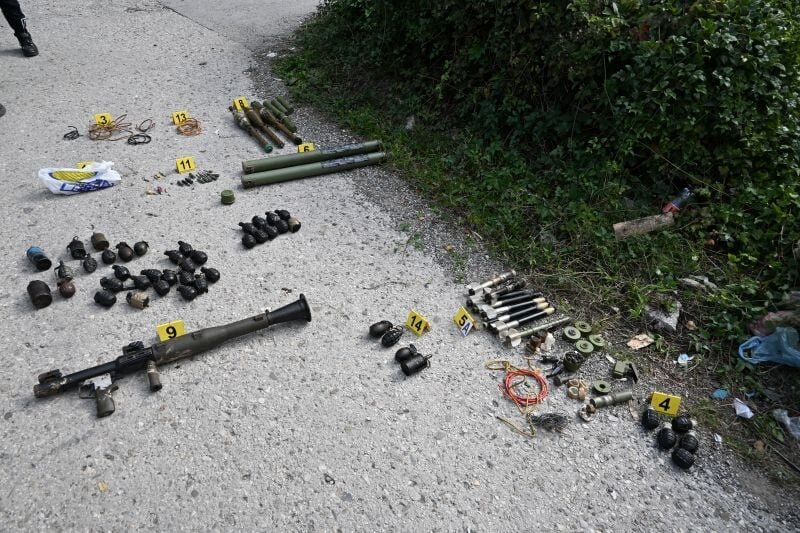 Drama kod Zenice: Vozač pobjegao policiji pa usput izbacivao bombe, mine i zolje