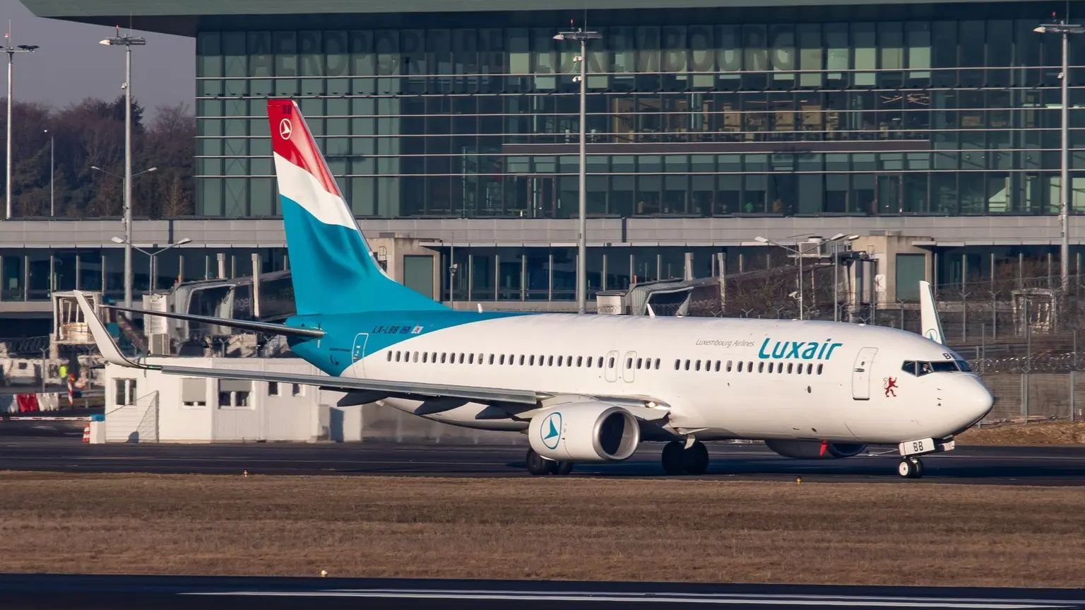 Uzbuna u srcu Evrope: Dronovi nadlijetali aerodrom, letovi obustavljeni