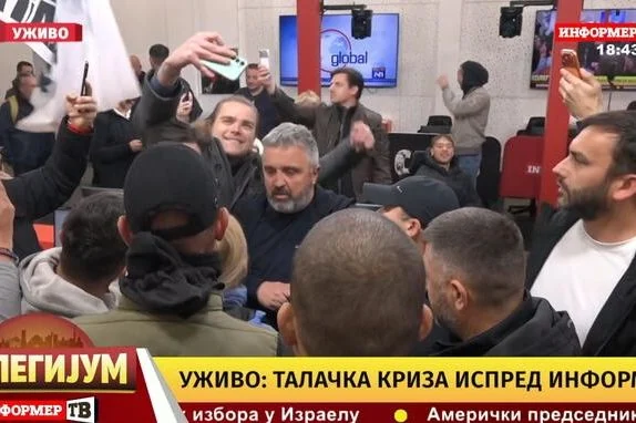 NAPETO ISPRED INFORMERA: Okupljeni lupali na vrata i prozore, Vučićević pozvao policiju